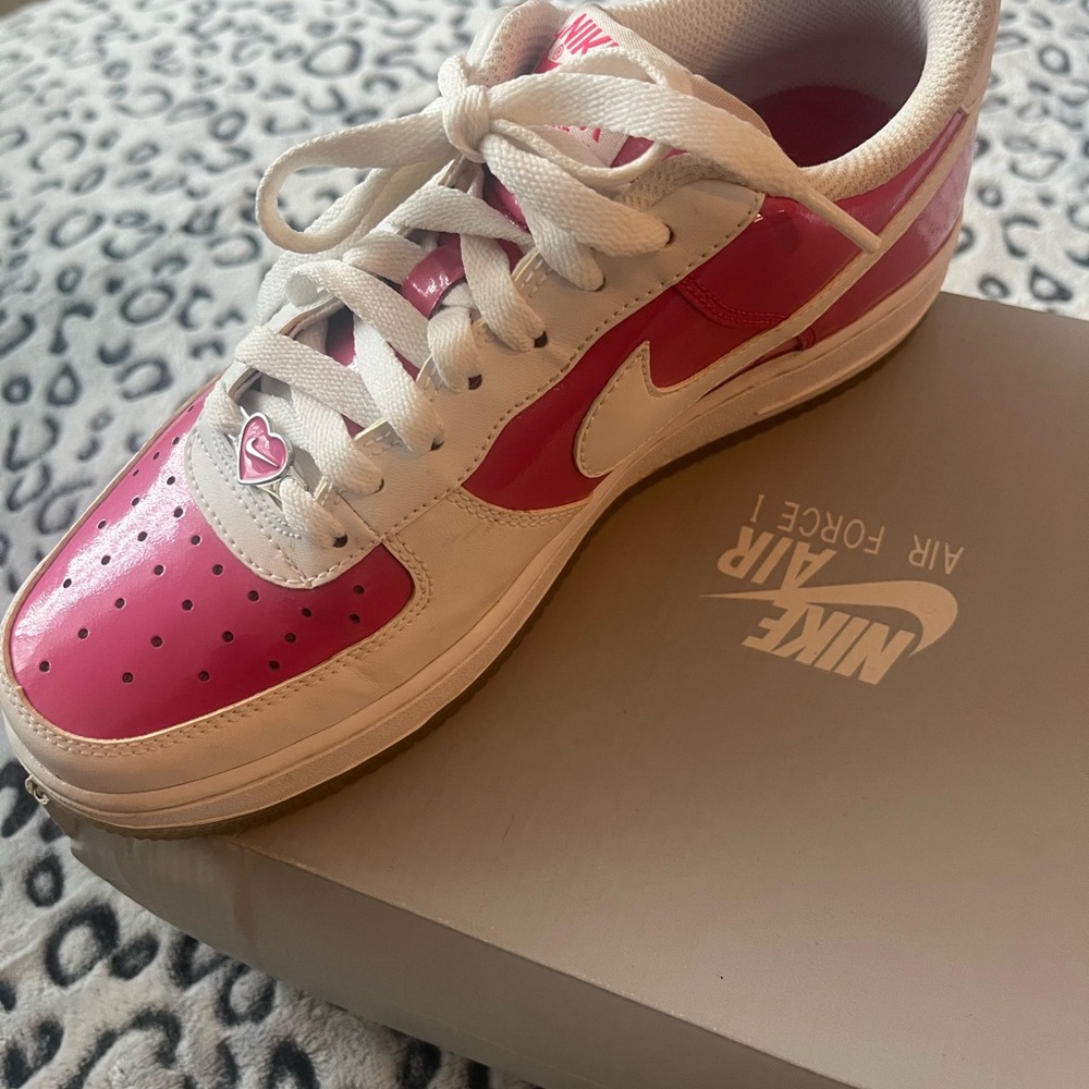 Nike Kids Sneakers in Pink and White - Picture 3 of 5